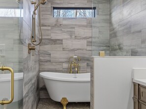 Hair dryer, towels, toilet paper - Cozy Home + Porch Overlooking Mountain Views (Newland)