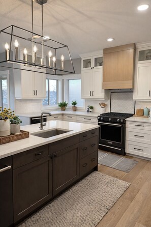 Private kitchen - Stylish Calgary Haven in Cougar Ridge – Quiet Street, Close to Parks & C‑Train (Calgary)