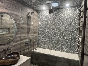Shower, hair dryer, towels, soap - Stylish Calgary Haven in Cougar Ridge – Quiet Street, Close to Parks & C‑Train (Calgary)