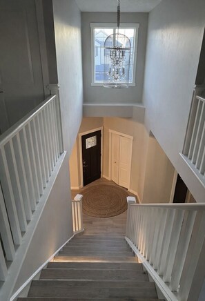 Interior - Stylish Calgary Haven in Cougar Ridge – Quiet Street, Close to Parks & C‑Train (Calgary)