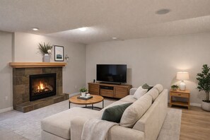 Living area - Stylish Calgary Haven in Cougar Ridge – Quiet Street, Close to Parks & C‑Train (Calgary)