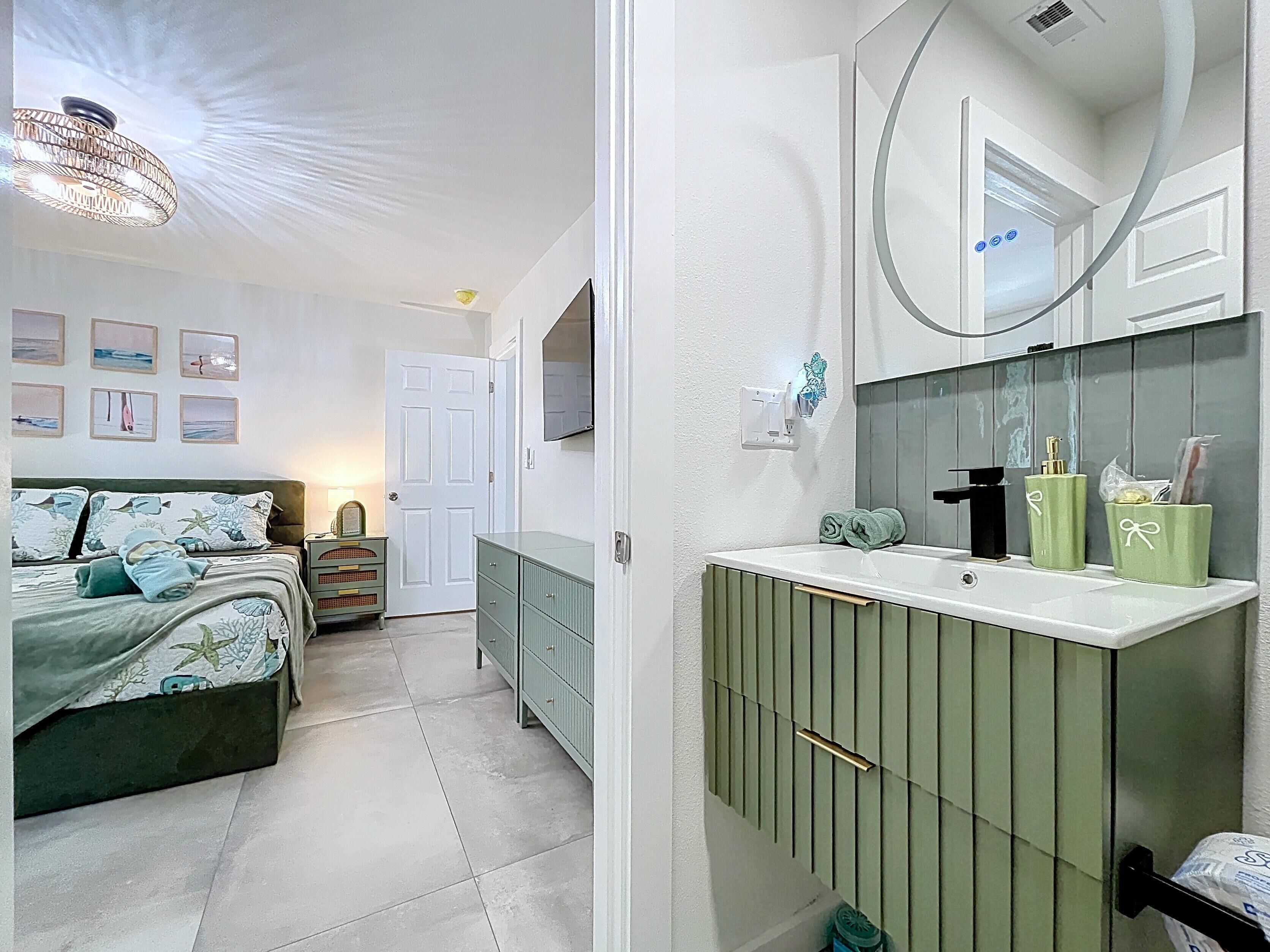 Ein Schlafzimmer mit Bett, Nachttisch und Wand-Fernseher.