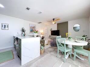 Dining - Cozy Beachside cottage at Tradewinds/1BR/POOL/steps to beach.Unit1 available too (Bradenton Beach)