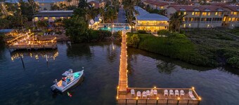 Cozy Beachside cottage at Tradewinds/1BR/POOL/steps to beach.Unit1 available too