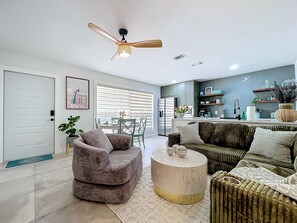 TV - Cozy Beachside cottage at Tradewinds/1BR/POOL/steps to beach.Unit1 available too (Bradenton Beach)