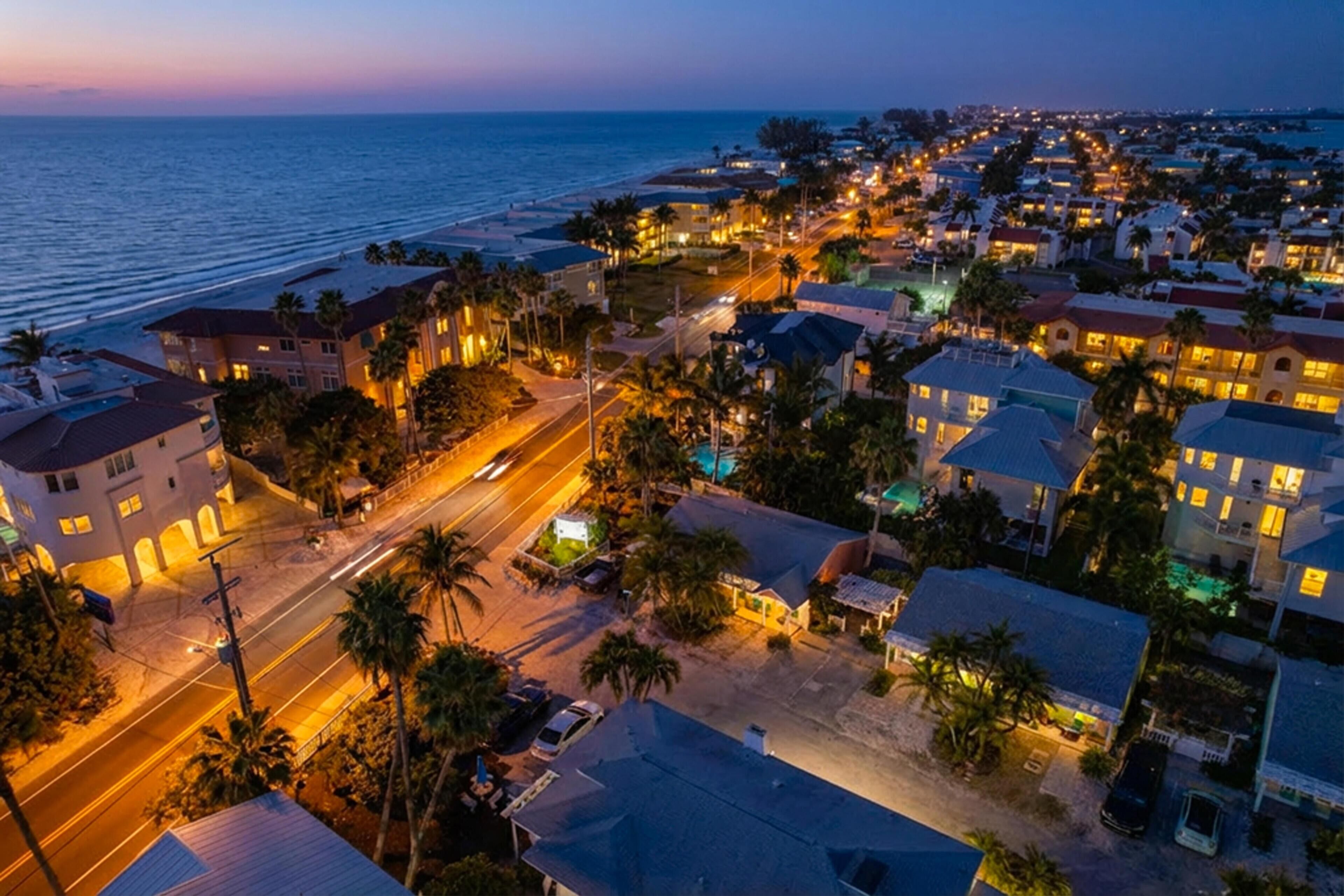 Une vue aérienne d’une ville côtière, avec ses bâtiments, ses rues et sa plage.