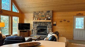 Älytelevisio, takka, DVD-soitin, videokirjasto