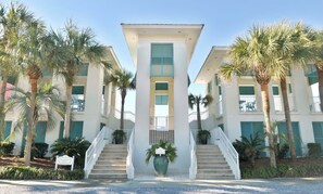 Exterior - 6 BR House w Carriage house.Private pool, FREE BIKES,across the street to beach! (Panama City Beach)