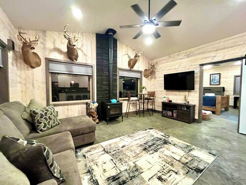 Private Gated Cabin Fireplace Pet Friendly UTV Rout Wheelchair Accessible