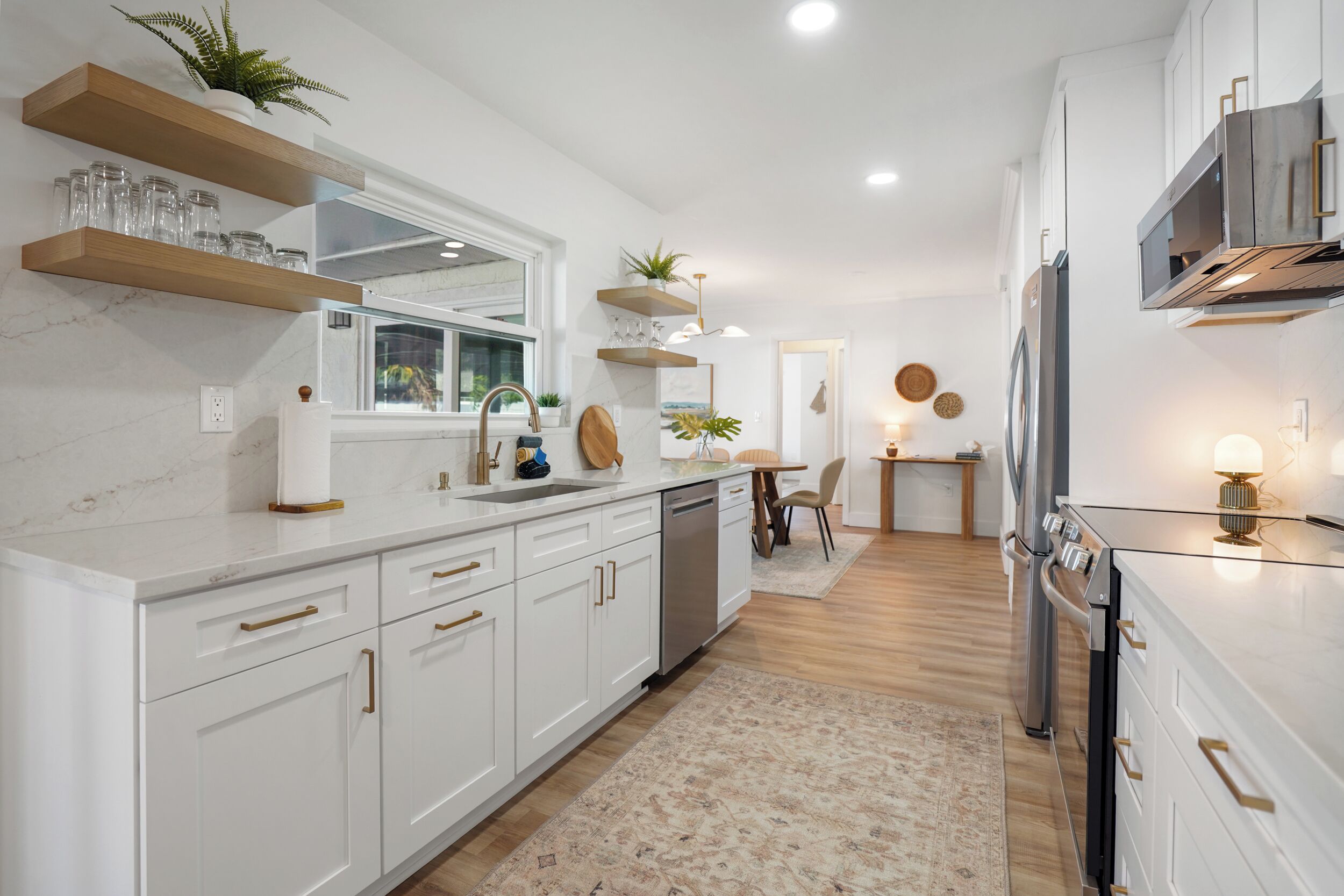 Mikrobølgeovn, ovn, kokeplater og oppvaskmaskin