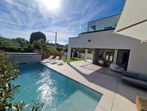 Pool - Contemporary villa with pool (Villetelle)