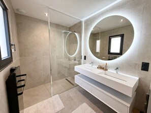Douche, sèche-cheveux, serviettes fournies, savon
