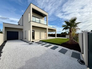 Exterior - Contemporary villa with pool (Villetelle)