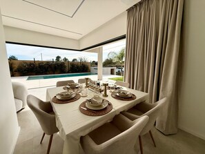 Dining - Contemporary villa with pool (Villetelle)