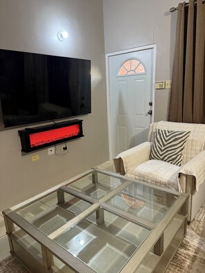 Smart TV - Elegant Private One-Bedroom Getaway Near Everything (Old Harbour)