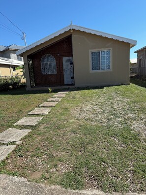 Property grounds - Elegant Private One-Bedroom Getaway Near Everything (Old Harbour)