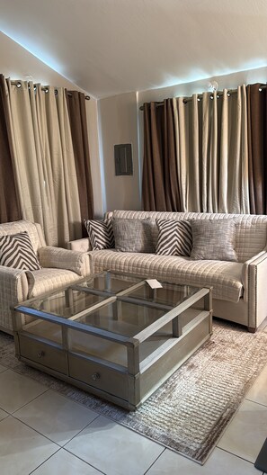 Smart TV - Elegant Private One-Bedroom Getaway Near Everything (Old Harbour)