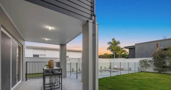 Outdoor dining - Pelican waters getaways (Pelican Waters)