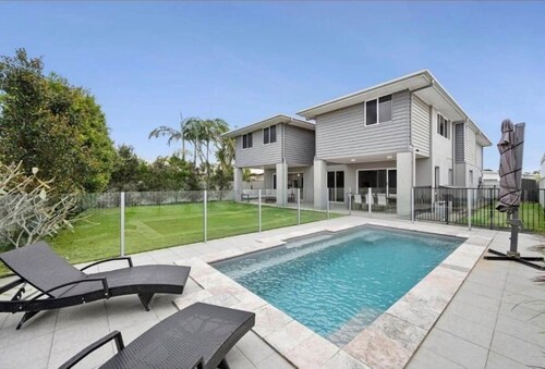 Pelican waters getaways