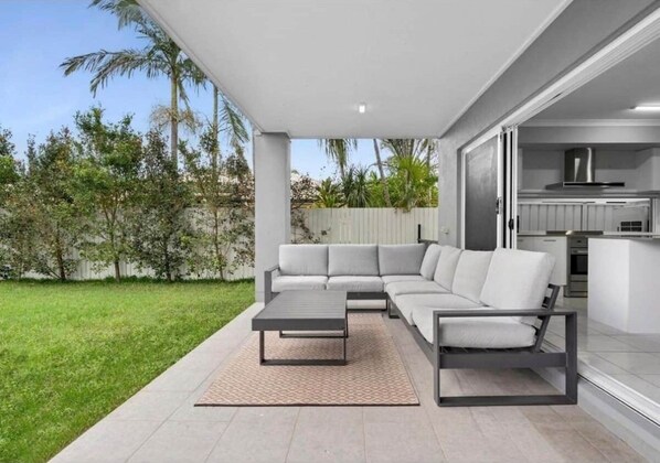 Terrace/patio - Pelican waters getaways (Pelican Waters)