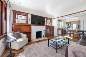 TV, fireplace, offices - Spanish Style, 3 Beds, Cozy + Spacious, Cafes (San Diego)