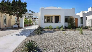 Une maison moderne à l’extérieur blanc, avec le numéro « 4582 » bien visible et une allée gravillonnée.