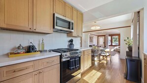 Une cuisine moderne avec des meubles en bois, des appareils en acier inoxydable et un îlot central.