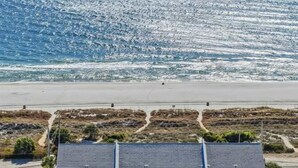 Un bâtiment à deux étages, doté d’un toit plat, de grandes fenêtres et d’une piscine située au deuxième étage.