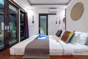 Caja de seguridad en la habitación y tabla de planchar con plancha