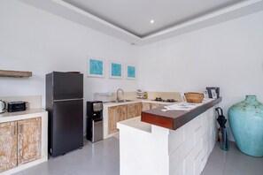 Refrigerador, microondas, cafetera y tetera y tetera eléctrica