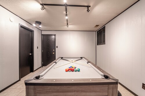Morgantown Stay • Near Trails, Deck & Fire Pit