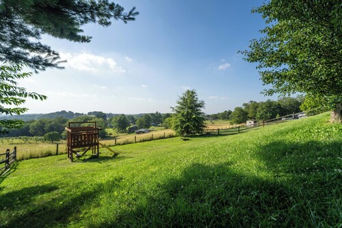Morgantown Stay • Near Trails, Deck & Fire Pit