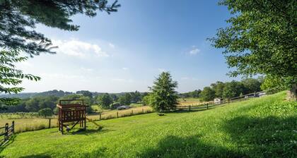 Morgantown Stay • Near Trails, Deck & Fire Pit