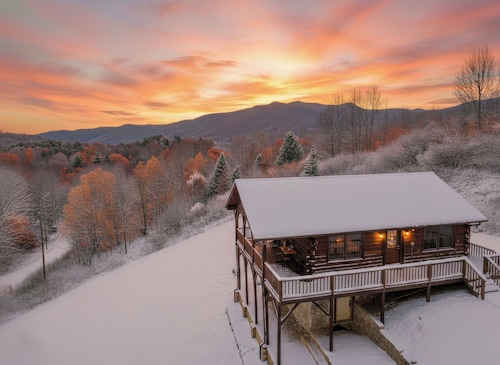 Mountain Bliss Cabin with Scenic Mtn Views and Pond