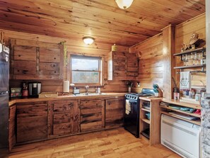 Coffee/tea maker, fridge, microwave, oven - Mountain Bliss Cabin with Scenic Mtn Views and Pond (Spruce Pine)