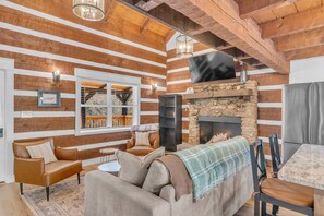 Living area - Rustic-Modern Cabin near Nashville   Hot Tub+Fire Pit (Cottontown)