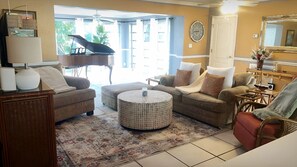 Smart TV - WELCOME TO YOUR BEACH HOUSE @ THE COVE! 
2 bed/2 bath-4 blocks from the beach. (Deerfield Beach)