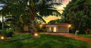 Exterior - WELCOME TO YOUR BEACH HOUSE @ THE COVE! 
2 bed/2 bath-4 blocks from the beach. (Deerfield Beach)
