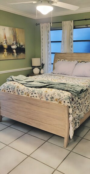 Desk, iron/ironing board, free WiFi, bed sheets - WELCOME TO YOUR BEACH HOUSE @ THE COVE! 
2 bed/2 bath-4 blocks from the beach. (Deerfield Beach)