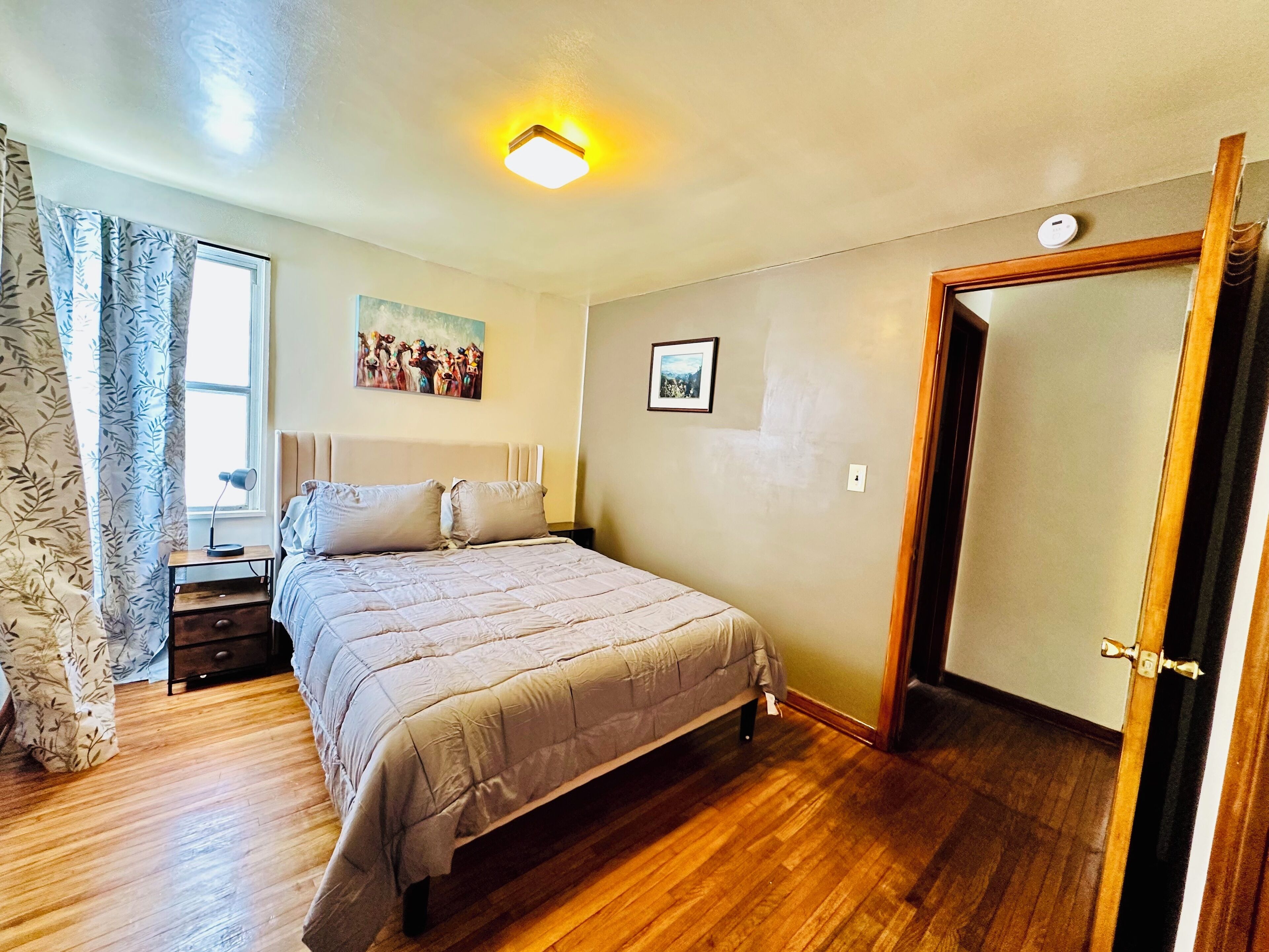 Iron/ironing board, WiFi, bed sheets