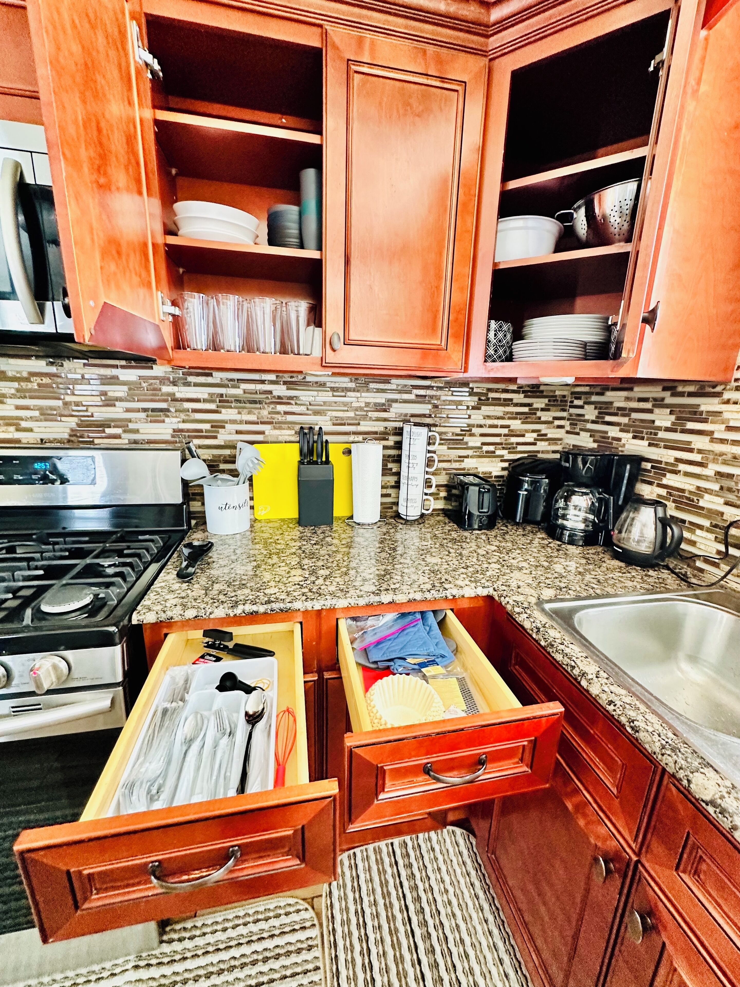 Mikroaaltouuni, uuni, liesi, astianpesukone