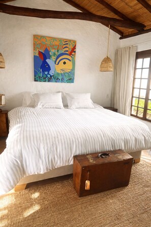 Habitación triple familiar, patio, vista al patio | Cortinas blackout, wifi gratis y ropa de cama 