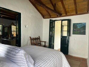 Comfort Double Room, Patio, Courtyard View - Hacienda La Armenia - Hotel Cottage (Sopo)