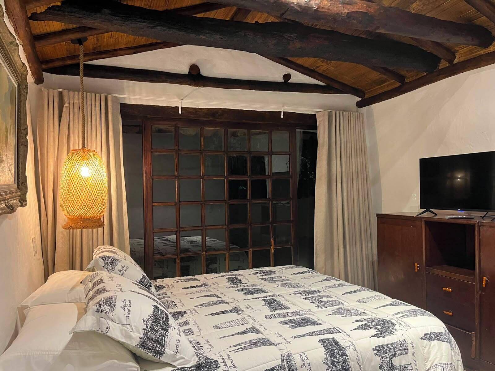 Chambre Confort double, vue sur le jardin | Rideaux d’obscurcissement, accès au Wi-Fi (inclus), literie fournie