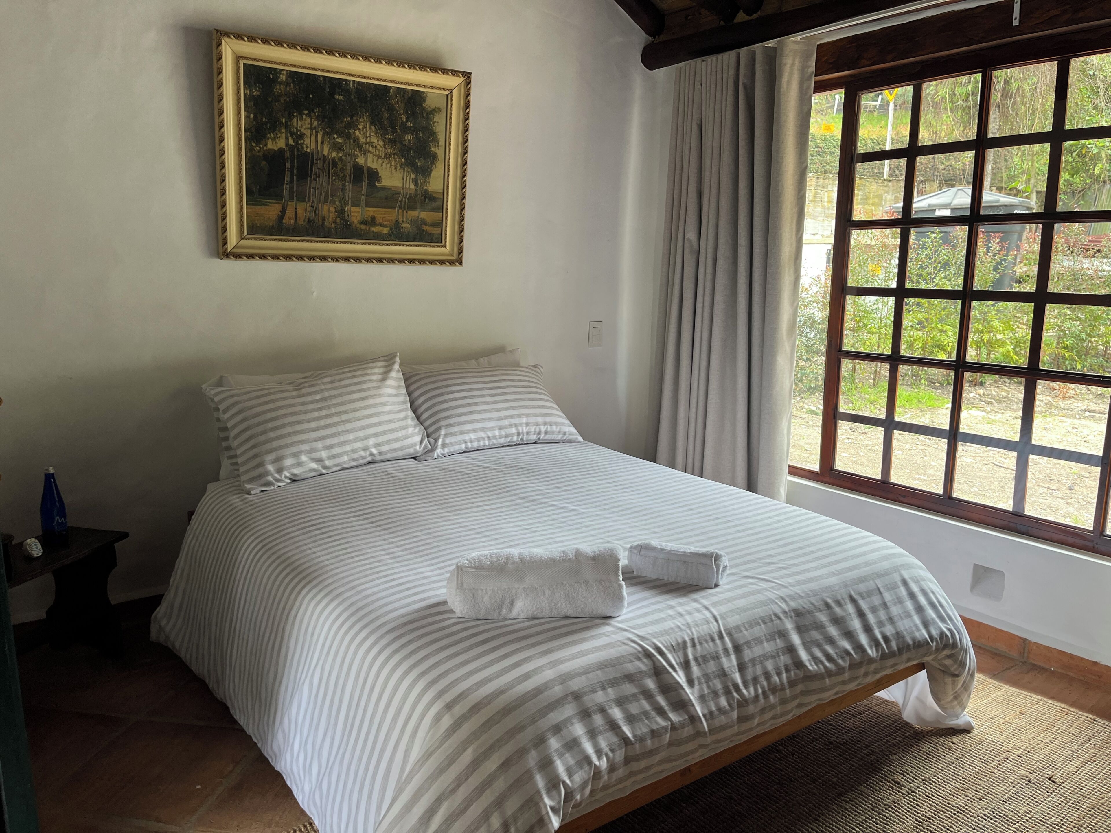 Chambre Confort double, vue sur la cour intérieure | Rideaux d’obscurcissement, accès au Wi-Fi (inclus), literie fournie