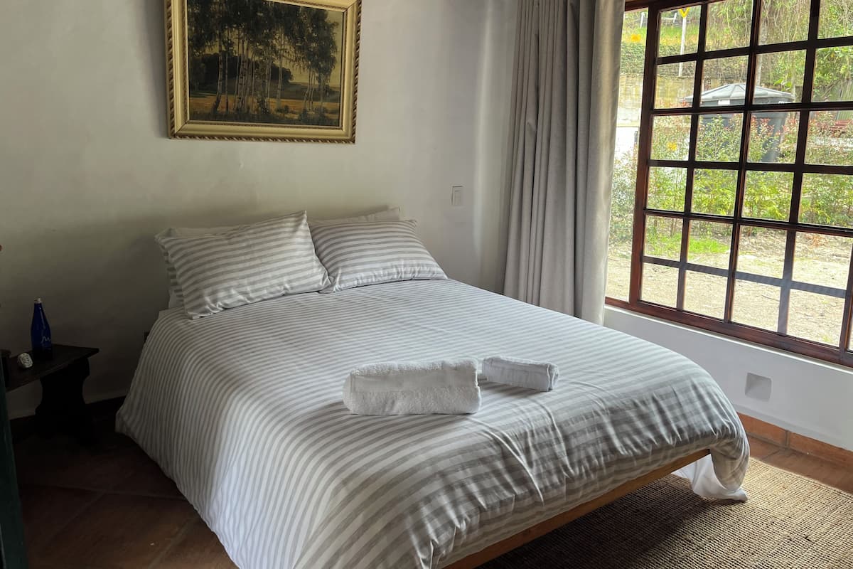 Habitación Confort doble, vistas al patio | Cortinas opacas, wifi gratis, ropa de cama