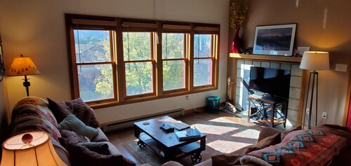 Delightful Centrally located 2-bedroom condo w/ Pool, Hot Tub & Sauna