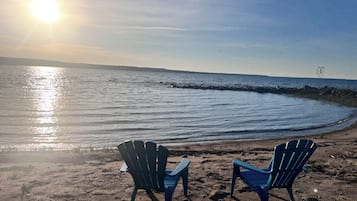 Playa en los alrededores y camastros