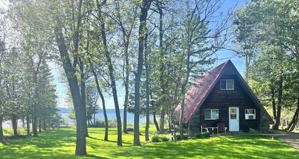 Hawberry Haven - Waterfront, Private Sandy Beach on Mudge Bay, Kagawong
