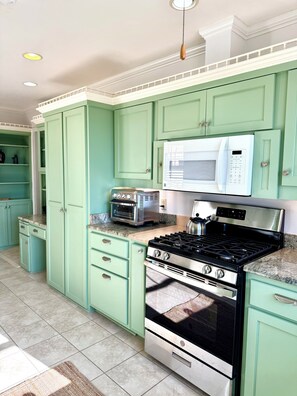 Microondas, horno, parrilla de estufa y lavavajillas 